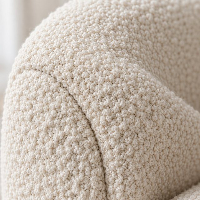 Gros plan sur les petites boucles et le relief d'un tissu crème